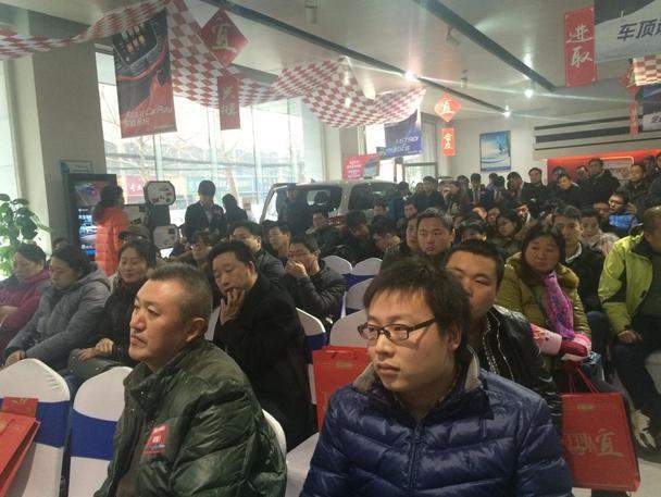座无虚席,客户坐等活动开始
