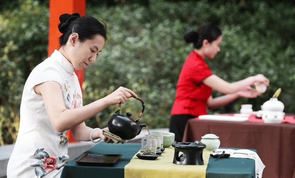 观赏茶艺表演,感受茶文化