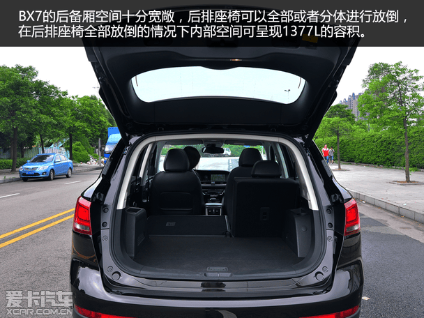 实拍车型为5座车型,后备箱容