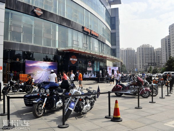 众位骑士,哈雷爱好者与各个品牌摩托车俱乐部代表们来到哈雷戴维森
