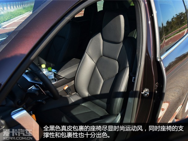 E-hybrid搭载一台3.0T机械增压发动机和一台电动机,最大功率为416马力,峰值扭矩达590牛米,但其油耗却低至3.4L/100KM。 全文总结:从Cayenne S E-Hybrid上,我们不难看出这么一种思路:以插电式混合动力系统代替大排量发动机,让车辆在动力不减弱的情况下降低排量,从而在油耗、排放测试中获取更好的成绩,以满足日益严苛的排放法规。但作为老牌跑车厂商,保时捷在混动车型上也将运动性作为最基本的诉求,这也从根本是决定了Cayenne S E-Hybrid的混动系统不会像日系混动车那