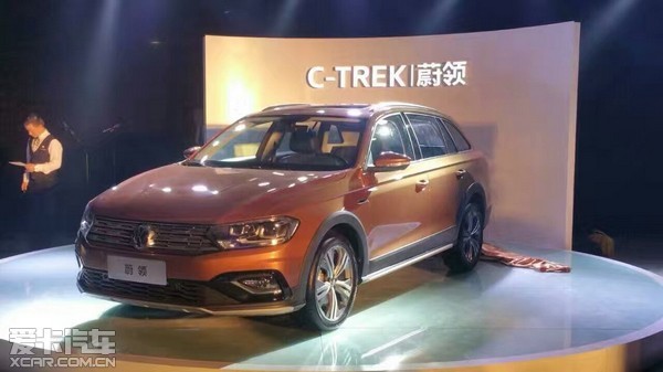 尾部方面,C-TREK整体设计层次感分明,倒梯形的轮廓塑造出强烈的肌肉感。同时,新车尾灯造型延续了大众家族设计风格,内部采用了LED灯组。另外,新车采用双边单出尾排布局,排气口造型也非常动感犀利,同时新车后保险杠与前保险杠一样,采用了造型动感的银色护板。 内饰方面,C-TREK(蔚领)整体设计延续了大众一贯的简约风格,新车中控台向驾驶员一侧倾斜,便于操作。中控面板上加入了精致的木纹装饰。仪表盘方面新车采用大家非常熟悉的双炮筒设计,显示信息的设计延续了大众的风格。另外,新车还采用了平底三辐多功能真皮方向盘