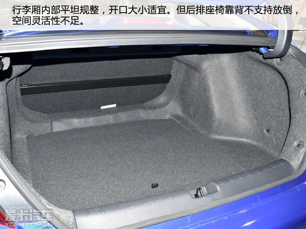 全新思域的储物空间设计很人性化,空间利用很充分,后备箱设计也很实用
