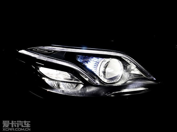 奔驰e-class不仅在车内玩灯,这个大灯被称为几何多光束led的智能