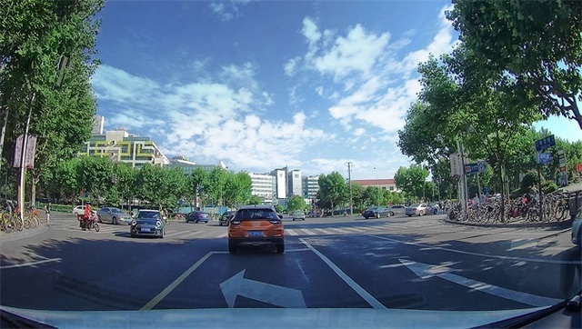 行车记录仪的安装视频_行车记录仪高清视频_行车仪记录碰瓷男惨遭女司机径直碾压怎么判?