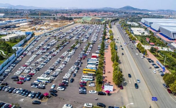 “电动化、智能化、网联化、共享化”浪潮之下,新能源车、自动驾驶、移动出行已经成为各大车企关注的下一个风口。传统车企和造车新势力将在本届嘉年华同台展示代表汽车未来发展的新能源车和智能汽车,以最新的产品和技术,向广大消费者和车迷展示未来的出行生态系统。 作为中国巨大汽车市场和营销推广的前沿阵地,2018青岛国际汽车嘉年华,融合创新思维、创新模式将在2017年汽车嘉年华基础上,引入大数据系统服务于参展车企,致力于打造成为影响长江以北、华东地区,服务于企业的品牌传播和线下营销的重要手段和