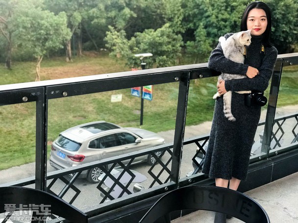 宝马X3背影不女生露脸头像头像的图片