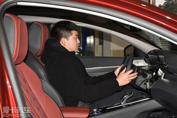 8米的男性体验者乘坐前排,将座椅调整至舒适坐姿,头部1拳空间.