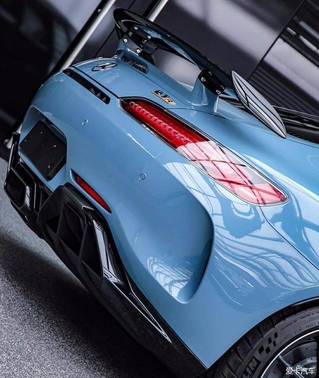 大家来侃车#超跑壁纸系列,奔驰amg gtr 这蓝色太美了