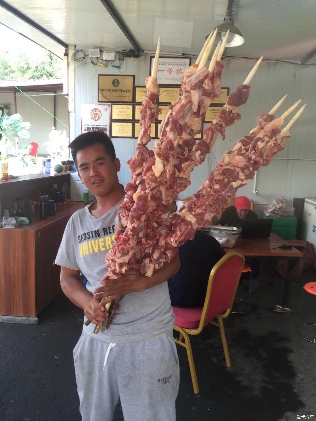 欢迎来新疆吃网红大串烤肉,红柳烤串,烤全羊,歹歹的馕