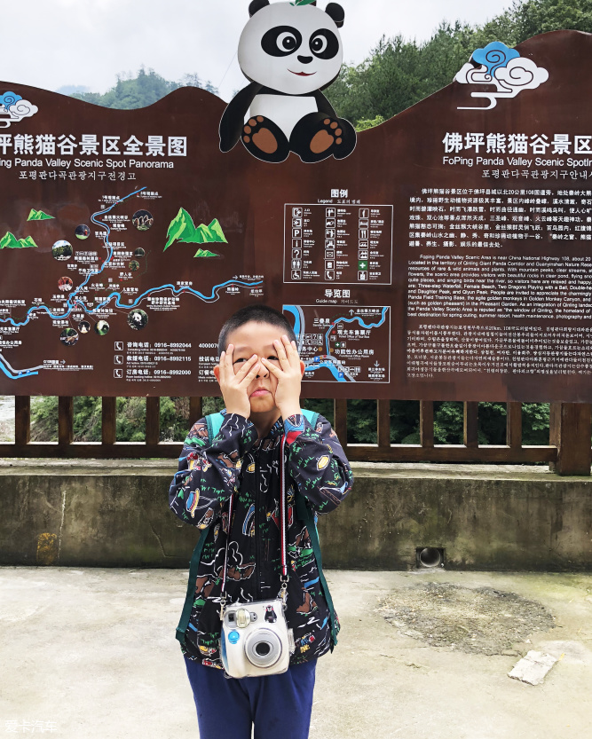丁哥今天突然和我说,爸爸,我没看见过熊猫。这着实让我吃了一惊。细细想来,这可能是真的。没上学之前,只要天气好,几乎每周都带他去动物园玩,看这看那,总是路过熊猫馆而不入,也许是因为人山人海?也许是因为自己太熟悉?还是因为看国宝前应该有个庄严的仪式?总之好像真的错过了。 在中国的腹地有2块生活着大熊猫的自然保护区陕西的秦岭和四川的成都,有幸这次旅行能过经过这两个地方。就去看看吧,圆一下丁哥想见这国宝大萌宠的心愿。 秦岭一个大自然的生命宝库,在这里生活着大熊猫、川金丝猴、羚牛和朱鹮这4种濒危灭绝的国宝