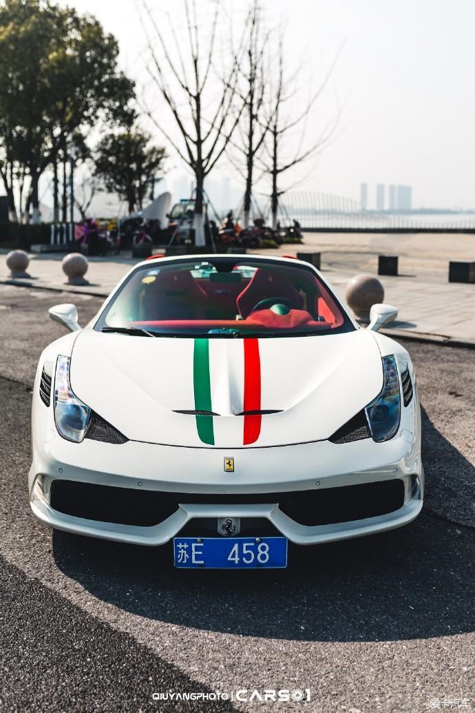 ferrari 458 speciale aperta,意大利国旗拉花,白色车身 红内 金轮 黄