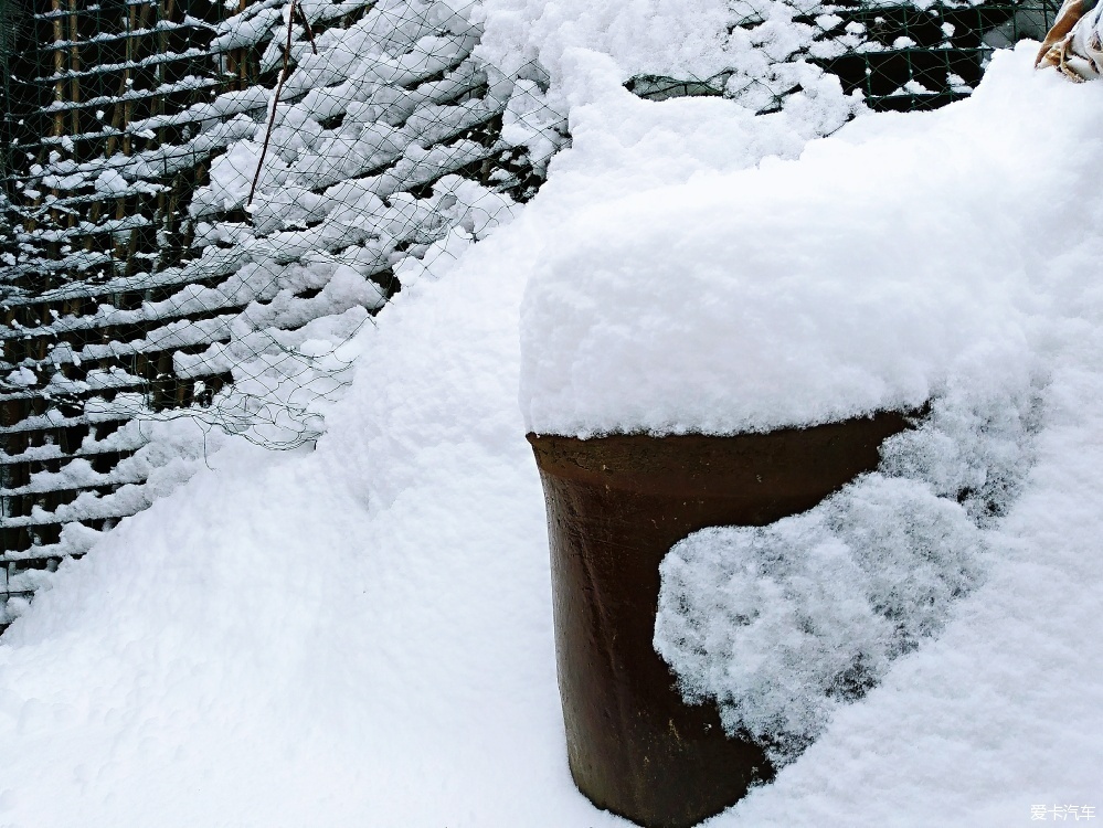 雪后石凳水缸堆积着14厘米的雪(小朋友亲自用尺子量过).