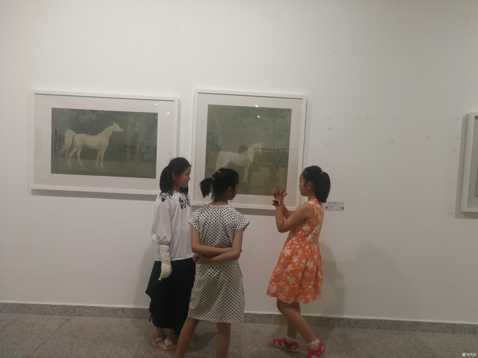 带着贝贝她们看画展1