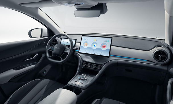 12月6日,比亚迪海洋网海狮IP全新A级SUV海狮05DM-i和比亚迪海洋网专为年轻人打造的第一台GT海豹06GT在沈阳区域上市,两款新车各推出4个版本,海豹06G市场售价为13.68万元-18.68万元,海狮05DM-i市场售价为11.28万元-14.28万元。 豹力GT 狮不可挡!比亚迪海洋 海豹06GT&海狮05DM-i沈阳联袂上市 活动伊始,比亚迪海洋网鲁吉辽战区 辽宁大区 大区经理史乐致辞,向大家分享了海洋网的特点已经长远战略,他分享到,基于对用户的出行习惯和出行场景的深入分析,海洋网针对性的推出了海豚、海鸥、海豹和海狮这四大专属IP,以及宋PLUS车型,它们各具特色,并且已经成为各级别新能源汽车市场极具影响力的标签。 随后,比亚迪汽车海洋网辽宁兴德隆旗舰店产品经理张海洋先生对两款车型进行深入解读,详细介绍了海豹06GT和海狮05DM-i的领先科技与颠覆实力。 豹力GT 狮不可挡!比亚迪海洋 海豹06GT&海狮05DM-i沈阳联袂上市 海豹06GT-年轻人的第一台GT 海豹06GT是一款基于比亚迪e平台3.0 Evo精心打造的GT车型,自亮相之初便吸引了无数年轻消费者的目光。它不仅仅是一款车,更是年轻人追求自由、释放个性的象征。超13项比亚迪全球首创技术的加持,让海豹06GT在美学、安全、高效、智能、舒享五大方面均达到了行业领先水平。其全系标配超过100项配置,真正做到了“入门即高配”,让每一位年轻车主都能享受到越级般的驾驶体验。 豹力GT 狮不可挡!比亚迪海洋 海豹06GT&海狮05DM-i沈阳联袂上市 外观设计上,海豹06GT采用海洋美学设计理念,OCEAN-M概念车的设计元素被巧妙融入其中,展现出独一无二的活力与动感。前脸造型个性鲜明,富有张力的线条勾勒出强烈的运动气息,仿佛随时准备破浪而出。车身尺寸方面,4630mm*1880mm*1490mm的车身尺寸搭配2820mm的超长轴距,不仅保证了宽敞的内部空间,也赋予了车辆更加稳定的行驶质感。无论是日常通勤还是周末出游,海豹06GT都能轻松应对,满足年轻用户多元化的用车需求。 豹力GT 狮不可挡!比亚迪海洋 海豹06GT&海狮05DM-i沈阳联袂上市 内饰设计上,海豹06GT同样令人眼前一亮。简约而不失速度感的设计风格,搭配多色氛围灯及创新的可升降杯托氛围灯,营造出浓郁的驾驶氛围。丹拿音响系统的加入,更是让每一次出行都成为一场听觉盛宴。驾驶者只需轻轻一点,便能随着音乐的节奏,享受一场说走就走的旅程。 豹力GT 狮不可挡!比亚迪海洋 海豹06GT&海狮05DM-i沈阳联袂上市 在科技配置上,海豹06GT搭载超过13项全球首创技术,800V高压平台确保充电高效,用户只需要短短20分钟即可从30%充电至80%。而作为一款GT车型,海豹06GT在动力系统上也毫不逊色。其四驱版本的百公里加速时间仅需4.9秒,凭借卓越的操控性与驾驶乐趣,满足了年轻用户追求驾驶激情及舒适性的双重需求。 海狮05DM-i:新主流家用SUV理想选择 海狮05DM-i是基于比亚迪第五代DM技术打造的,拥有领先同级的16项核心标配,以大、美、智、省、值五大优势,为用户带来更高效、更贴心的绿色出行体验。 海狮05DM-i在外观设计上同样延续了“海洋美学”的精髓。整车轮廓饱满而富有力量感,海洋元素的巧妙融入让车辆看起来更加灵动。前脸“X”型大尺寸前格栅搭配点阵式镀铬装饰,硬朗中不失精致;造型犀利的前大灯与格栅融为一体,经过熏黑处理后更显深邃。车侧悬浮式车顶设计与车窗周围的金属装饰条相得益彰,提升了整车的时尚感;车尾层次分明,贯穿式尾灯点亮后具有极高的辨识度。 内饰方面,海狮05DM-i采用了环绕式海洋律动座舱设计,丰富的海洋元素与深色内饰相结合,营造出大气沉稳的乘坐环境。全液晶仪表盘与大尺寸可旋转中控屏幕的组合,不仅提升了车内的科技感,也让驾驶者能够轻松掌握车辆信息。比亚迪全新一代方向盘设计理念的引入,使得整体视觉效果更加简约高级。换挡区域的圆形设计搭配水晶挡杆和物理按键,进一步提升了驾驶的便捷性。 在智能与能耗方面,海狮05DM-i同样表现出色。搭载比亚迪第五代DM技术的它,不仅拥有出色的动力性能,还具备极佳的燃油经济性。无论是在城市拥堵路况还是长途高速行驶中,都能为驾驶者带来既经济又舒适的驾驶体验。 12月6日,比亚迪海洋网海狮IP全新A级SUV海狮05DM-i和比亚迪海洋网专为年轻人打造的第一台GT海豹06GT在沈阳区域上市,两款新车各推出4个版本,海豹06G市场售价为13.68万元-18.68万元,海狮05DM-i市场售价为11.28万元-14.28万元。 豹力GT 狮不可挡!比亚迪海洋 海豹06GT&海狮05DM-i沈阳联袂上市 活动伊始,比亚迪海洋网鲁吉辽战区 辽宁大区 大区经理史乐致辞,向大家分享了海洋网的特点已经长远战略,他分享到,基于对用户的出行习惯和出行场景的深入分析,海洋网针对性的推出了海豚、海鸥、海豹和海狮这四大专属IP,以及宋PLUS车型,它们各具特色,并且已经成为各级别新能源汽车市场极具影响力的标签。 随后,比亚迪汽车海洋网辽宁兴德隆旗舰店产品经理张海洋先生对两款车型进行深入解读,详细介绍了海豹06GT和海狮05DM-i的领先科技与颠覆实力。 豹力GT 狮不可挡!比亚迪海洋 海豹06GT&海狮05DM-i沈阳联袂上市 海豹06GT-年轻人的第一台GT 海豹06GT是一款基于比亚迪e平台3.0 Evo精心打造的GT车型,自亮相之初便吸引了无数年轻消费者的目光。它不仅仅是一款车,更是年轻人追求自由、释放个性的象征。超13项比亚迪全球首创技术的加持,让海豹06GT在美学、安全、高效、智能、舒享五大方面均达到了行业领先水平。其全系标配超过100项配置,真正做到了“入门即高配”,让每一位年轻车主都能享受到越级般的驾驶体验。 豹力GT 狮不可挡!比亚迪海洋 海豹06GT&海狮05DM-i沈阳联袂上市 外观设计上,海豹06GT采用海洋美学设计理念,OCEAN-M概念车的设计元素被巧妙融入其中,展现出独一无二的活力与动感。前脸造型个性鲜明,富有张力的线条勾勒出强烈的运动气息,仿佛随时准备破浪而出。车身尺寸方面,4630mm*1880mm*1490mm的车身尺寸搭配2820mm的超长轴距,不仅保证了宽敞的内部空间,也赋予了车辆更加稳定的行驶质感。无论是日常通勤还是周末出游,海豹06GT都能轻松应对,满足年轻用户多元化的用车需求。 豹力GT 狮不可挡!比亚迪海洋 海豹06GT&海狮05DM-i沈阳联袂上市 内饰设计上,海豹06GT同样令人眼前一亮。简约而不失速度感的设计风格,搭配多色氛围灯及创新的可升降杯托氛围灯,营造出浓郁的驾驶氛围。丹拿音响系统的加入,更是让每一次出行都成为一场听觉盛宴。驾驶者只需轻轻一点,便能随着音乐的节奏,享受一场说走就走的旅程。 豹力GT 狮不可挡!比亚迪海洋 海豹06GT&海狮05DM-i沈阳联袂上市 在科技配置上,海豹06GT搭载超过13项全球首创技术,800V高压平台确保充电高效,用户只需要短短20分钟即可从30%充电至80%。而作为一款GT车型,海豹06GT在动力系统上也毫不逊色。其四驱版本的百公里加速时间仅需4.9秒,凭借卓越的操控性与驾驶乐趣,满足了年轻用户追求驾驶激情及舒适性的双重需求。 海狮05DM-i:新主流家用SUV理想选择 海狮05DM-i是基于比亚迪第五代DM技术打造的,拥有领先同级的16项核心标配,以大、美、智、省、值五大优势,为用户带来更高效、更贴心的绿色出行体验。 海狮05DM-i在外观设计上同样延续了“海洋美学”的精髓。整车轮廓饱满而富有力量感,海洋元素的巧妙融入让车辆看起来更加灵动。前脸“X”型大尺寸前格栅搭配点阵式镀铬装饰,硬朗中不失精致;造型犀利的前大灯与格栅融为一体,经过熏黑处理后更显深邃。车侧悬浮式车顶设计与车窗周围的金属装饰条相得益彰,提升了整车的时尚感;车尾层次分明,贯穿式尾灯点亮后具有极高的辨识度。 内饰方面,海狮05DM-i采用了环绕式海洋律动座舱设计,丰富的海洋元素与深色内饰相结合,营造出大气沉稳的乘坐环境。全液晶仪表盘与大尺寸可旋转中控屏幕的组合,不仅提升了车内的科技感,也让驾驶者能够轻松掌握车辆信息。比亚迪全新一代方向盘设计理念的引入,使得整体视觉效果更加简约高级。换挡区域的圆形设计搭配水晶挡杆和物理按键,进一步提升了驾驶的便捷性。 在智能与能耗方面,海狮05DM-i同样表现出色。搭载比亚迪第五代DM技术的它,不仅拥有出色的动力性能,还具备极佳的燃油经济性。无论是在城市拥堵路况还是长途高速行驶中,都能为驾驶者带来既经济又舒适的驾驶体验。