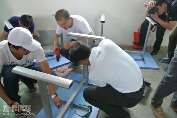 每个桌椅都是现场安装