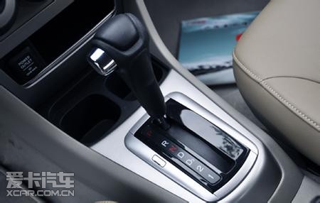 经销商详情 某驾校教练开着借的车去机场接人.一路放着音乐,欢声笑语.