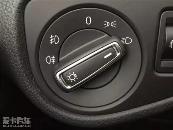 将车灯控制旋钮旋转至指定位置开启车灯