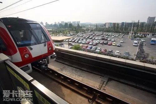 2.停在公交或地铁站的中转停车场