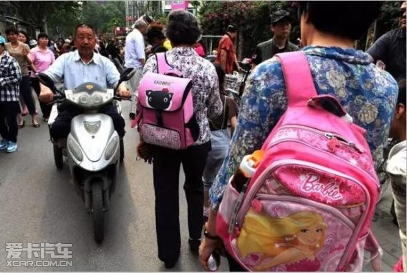 我们平时走在路上    经常可以看到老人接送孩子上下学    由于年轻