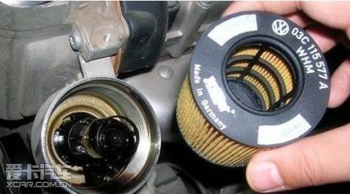 更换机油滤芯时是否应该注满机油