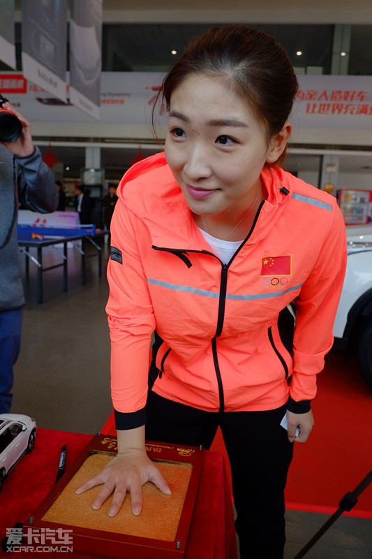 刘诗雯在广汽传祺北京长瑞店留下手印