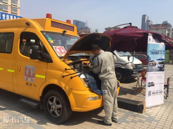 服务顾问细心的为车辆安装"三件套"