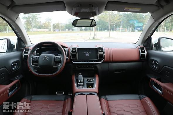 座椅有普通织物,织物 皮革镶拼面料以及claudia真皮三种材质.