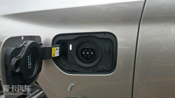 全新530le的充电口位于侧身处,使用宝马i wallbox专用充电桩可在4