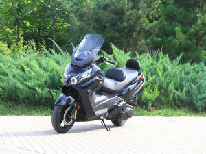  ���������� ̨������MAXSYM 400iʵ��