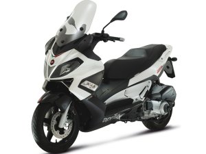  aprilia SR Max300��½�������ڳ�ƽ̨