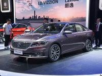 ��ֻ����SUV�� ������չ���ڽ����нγ�