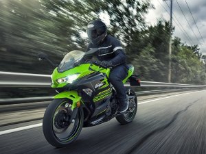 400cc���ߵǳ� ����Ninja 400 9������