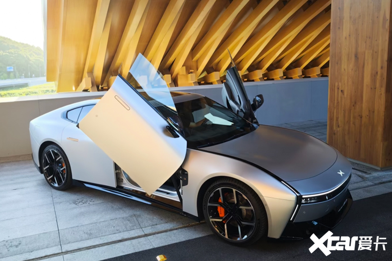 新小鹏P7卖21.98万起！何小鹏：入门版是很多车的满配