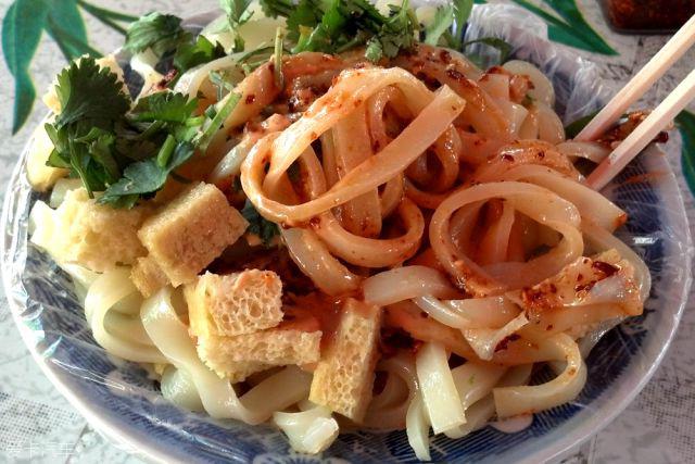 山西凉皮筋道十足,街边小摊随便拌的酱汁都酸咸香辣十足.