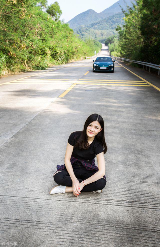 丰田86与黑衣女神坝核公路外拍大片