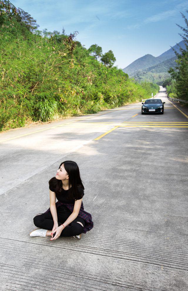 丰田86与黑衣女神坝核公路外拍大片