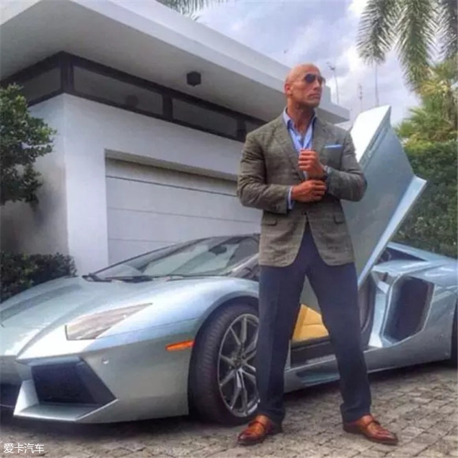 巨石强森开什么车型男这么骚包