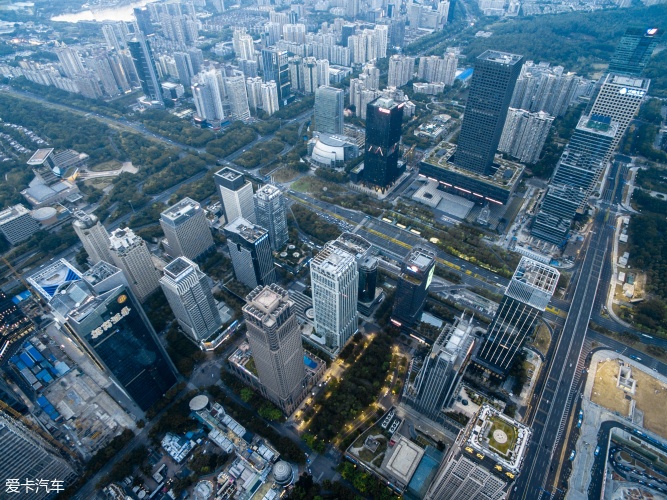 航拍再来俯瞰深圳深南大道中心区