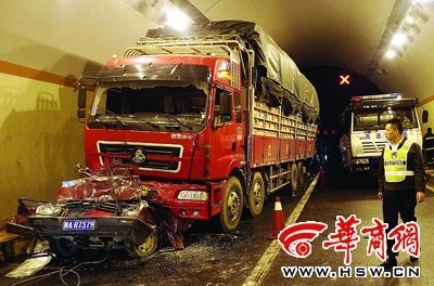沪陕高速隧道4车连撞4死2伤拥堵7小时