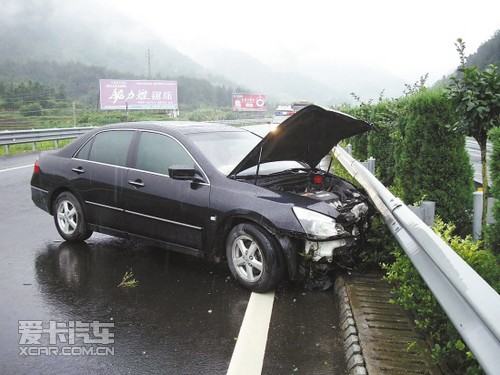 下雨天事故增加近五成学学雨天开车经验