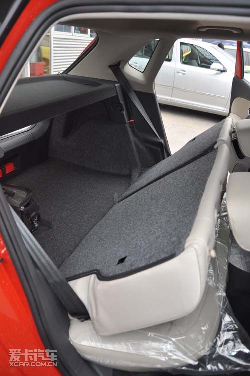 在后备箱空间上,新polo后排座椅可以4/6放倒,放倒之后其空间容积可以