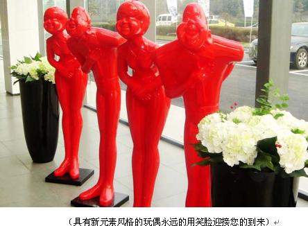 笑脸迎客的人偶雕塑,成成叠叠的展品立柱,意大利风格的装饰走廊,瑞典