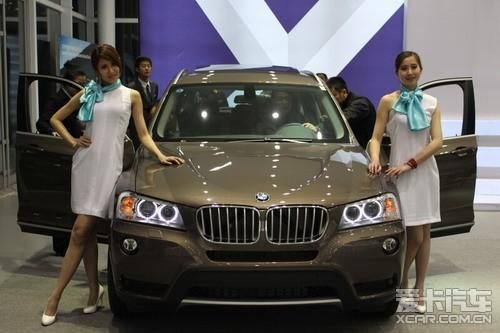 靓丽车模簇拥下的bmw  x3