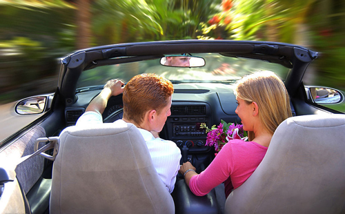 遵守通行规则 假期驾车出行要注意安全