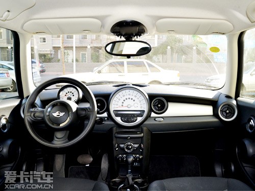 mini one内饰上看起来非常简洁明快,复古风依旧,但比起其他的mini