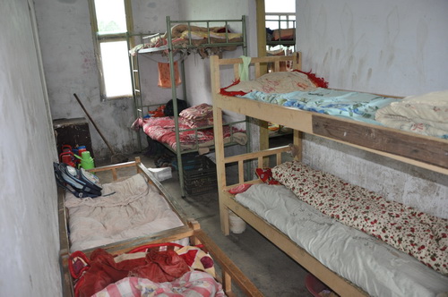 宿舍左侧的床很小,空间很狭窄.