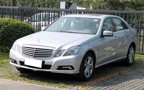 梅赛德斯-奔驰e级(参数|询价)轿车在造型设计上注重对品牌经典的传承