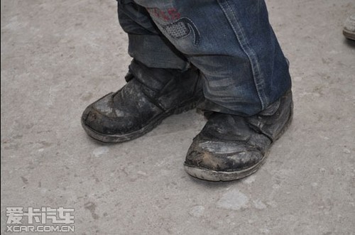 进口大众组织爱心车友山区小学捐赠书屋