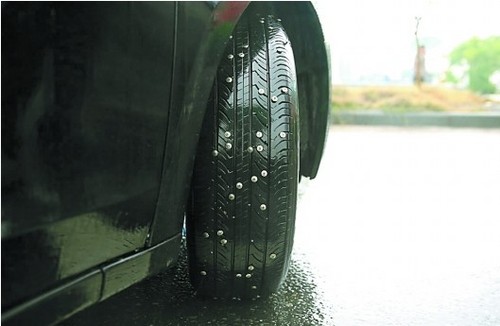 谈轮胎常见故障 开车误操作导致轮胎爆裂